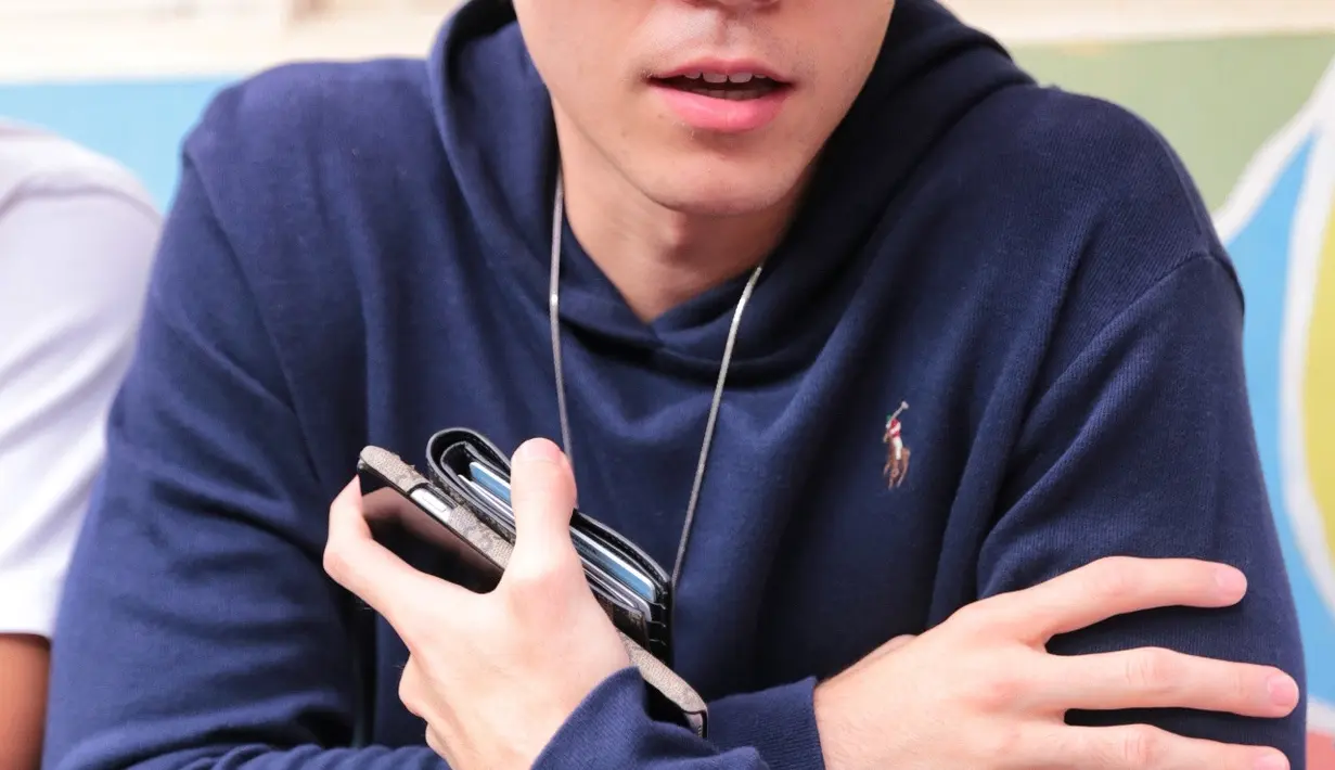 Di panti tersebut, ia menyaksikan anak yang masih kecil. Hal itu membuatnya hampir menangis lantaran ia juga belum lama ini dikaruniai anak. (Adrian Putra/Bintang.com)