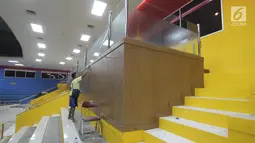 Pekerja menyelesaikan proyek renovasi gelanggang olahraga (GOR) Soemantri Brodjonegoro, Jakarta, Kamis (18/1). Renovasi ini bertujuan untuk menunjang kegiatan Asian Games 2018. (Liputan6.com/Arya Manggala)