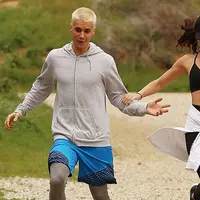 Justin Bieber baru saja genap berusia 23 tahun pada Rabu (1/3/2017). Merayakan hari jadinya, Justin tengah terlihat bersama seorang model wanita bernama Ashley Moore.  (doc.dailymail.com)