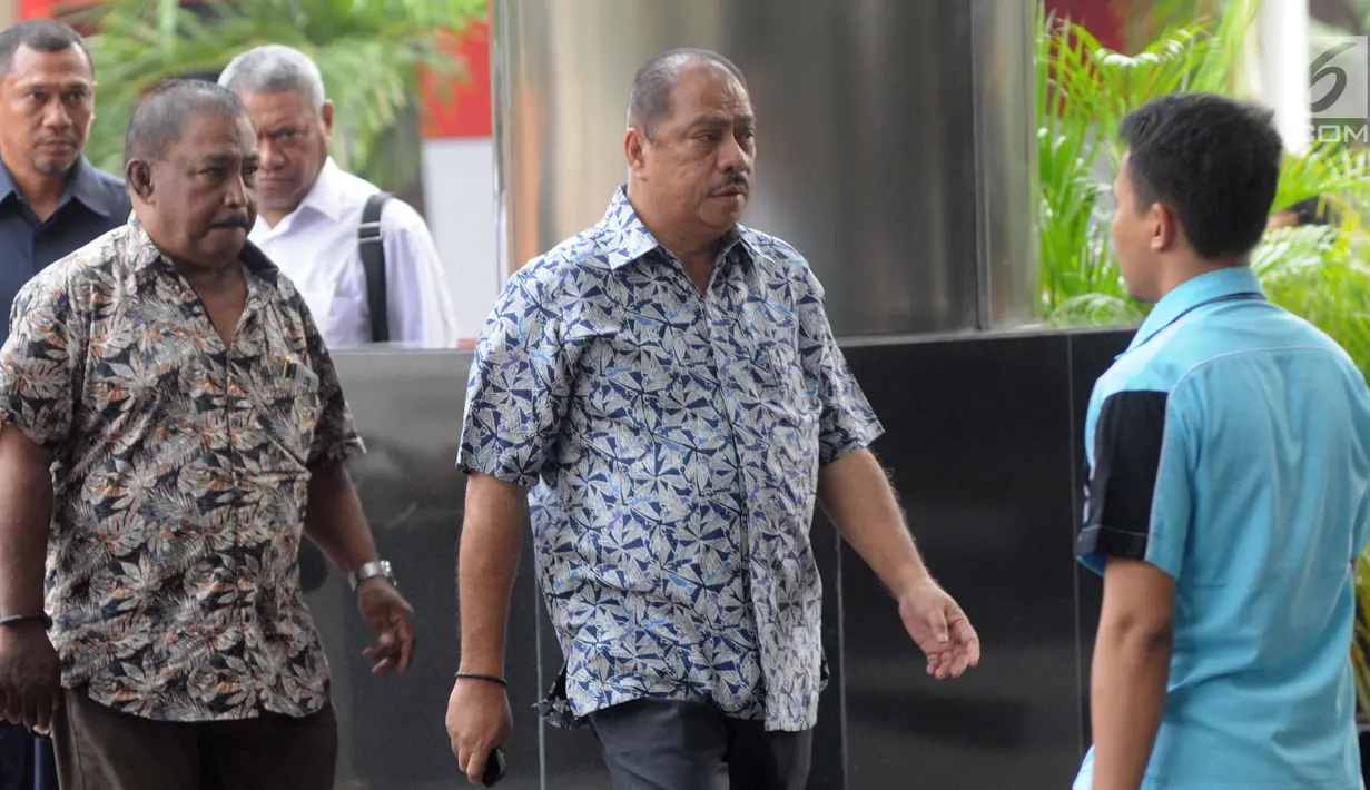 Mantan Ketua Banggar DPR Melchias Marcus Mekeng (tengah) tiba di Gedung KPK, Jakarta, Senin (24/6/2019). Mekeng diperiksa sebagai saksi untuk tersangka Markus Nari dalam kasus dugaan korupsi proyek e-KTP. (merdeka.com/Dwi Narwoko)