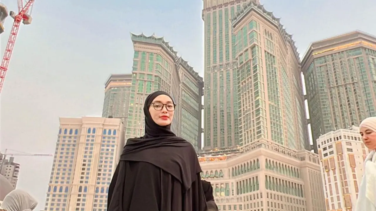 Zaskia Gotik Resmi Berhijab