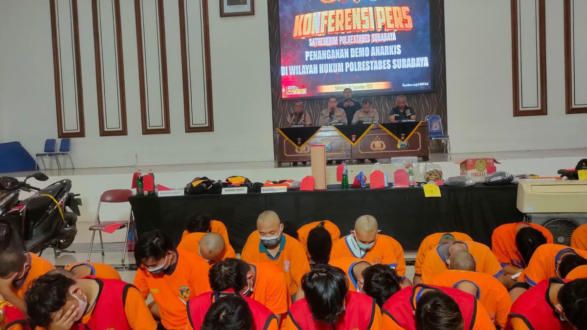 Demo Ricuh di Surabaya: 33 Orang jadi Tersangka Perusakan dan Pembakaran, Ada Mahasiswa hingga Pelajar