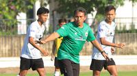 Pelatih Timnas Indonesia U-17, Bima Sakti, memimpin sesi latihan di Lapangan A Senayan, Jakarta, Kamis (20/7/2023). Memasuki pekan kedua pemusatan latihan di Jakarta, Bima Sakti telah melakukan bongkar pasang skuad demi mendapatkan tim ideal yang mampu bersaing di Piala Dunia. (Bola.com/M Iqbal Ichsan)