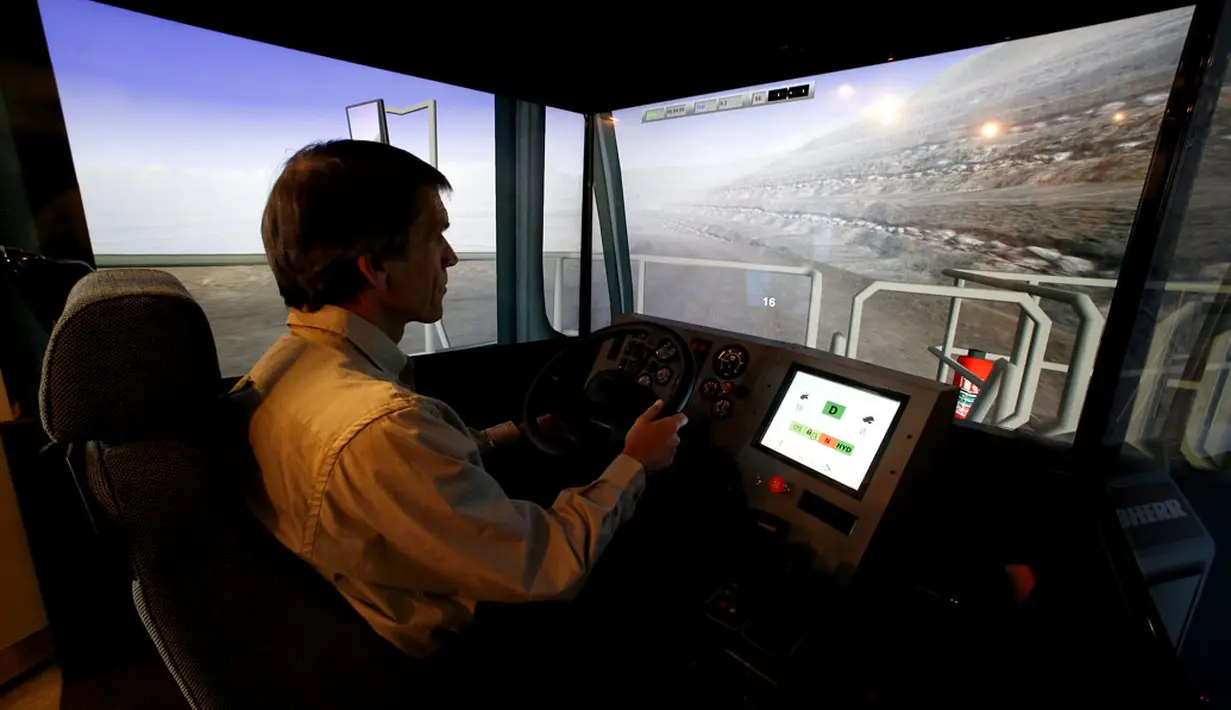 Salah satu pengunjung "Expomin 2014" mencoba simulasi truk pertambangan dalam pameran pertambangan dua tahunan di Santiago, Chili, (21/4/2014). (REUTERS/Ivan Alvarado)