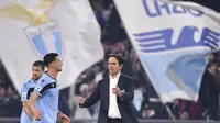 Pelatih Lazio, Simone Inzaghi, merayakan kemenangan atas Inter Milan pada laga Serie A di Stadion Olympico, Minggu (16/2/2020). Lazio menang 2-1 atas Inter Milan. (AP/Alfredo Falcone)