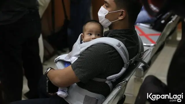 6 Potret Bibi Ardiansyah Gendong Anak Saat Temani Vanessa Angel Jalani Persidangan
