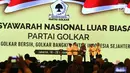 Presiden Joko Widodo (tengah) bersama Ketua Umum Partai Golkar Airlangga Hartarto (kedua kiri) memukul Tifa saat membuka Musyawarah Nasional Luar Biasa (Munaslub) Partai Golkar di Jakarta, Senin (18/12). (Liputan6.com/Angga Yuniar)