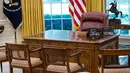 Kondisi meja Resolute Desk di Oval Office Gedung Putih yang baru direnovasi di Washington, Selasa (22/8). Renovasi interior dan eksterior rumah dinas Presiden AS Donald Trump itu memakan biaya hingga Rp 45 miliar. (AP Photo/Carolyn Kaster)