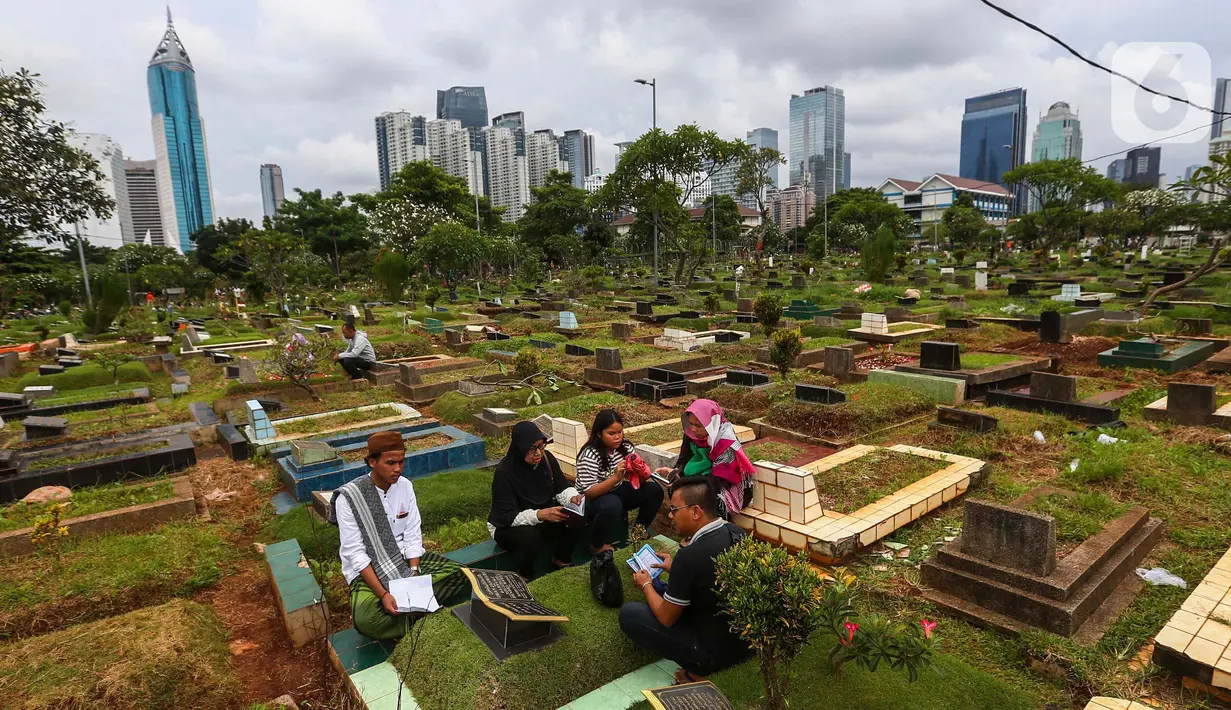 Ziarah kubur memiliki makna mendalam di kehidupan masyarakat Muslim di Indonesia. (Liputan6.com/Angga Yuniar)
