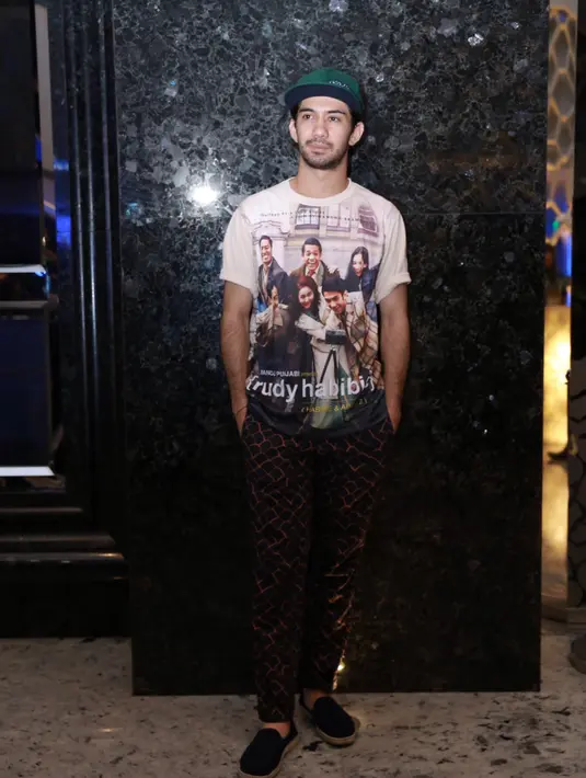 "Ya kecewa sih sebenarnya. Ini jadi peringatan buat kita semua, karena bukan film Rudy Habibie saja terjadi pembajakan. Apalagi sekarang medianya sudah beda," ucap Reza Rahadian di gedung MD Tower, Jakarta Selatan, (4/7). (Galih W. Satria/Bintang.com)