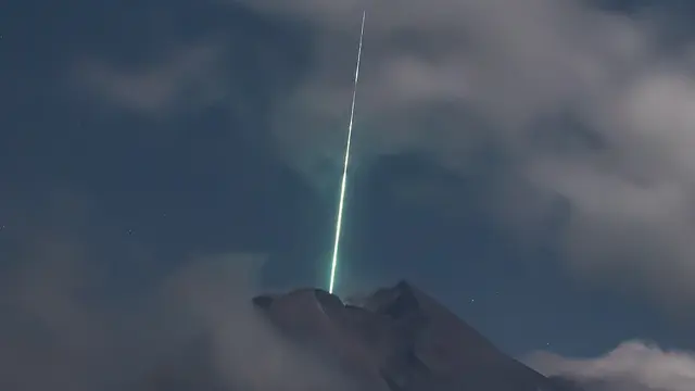 Ramai Foto Meteor Jatuh di Puncak Gunung Merapi, Ini 4 Faktanya