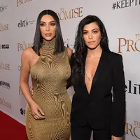 Bicara soal tubuh seksi sudah melekat pada keluarga Kardashian dan bukan lagi hal yang aneh. Hadir di gala premiere sebuah film, Kim Kardashian dan Kourtney Kardashian tampil dengan menunjukkan keseksian tubuhnya. (AFP/Bintang.com)