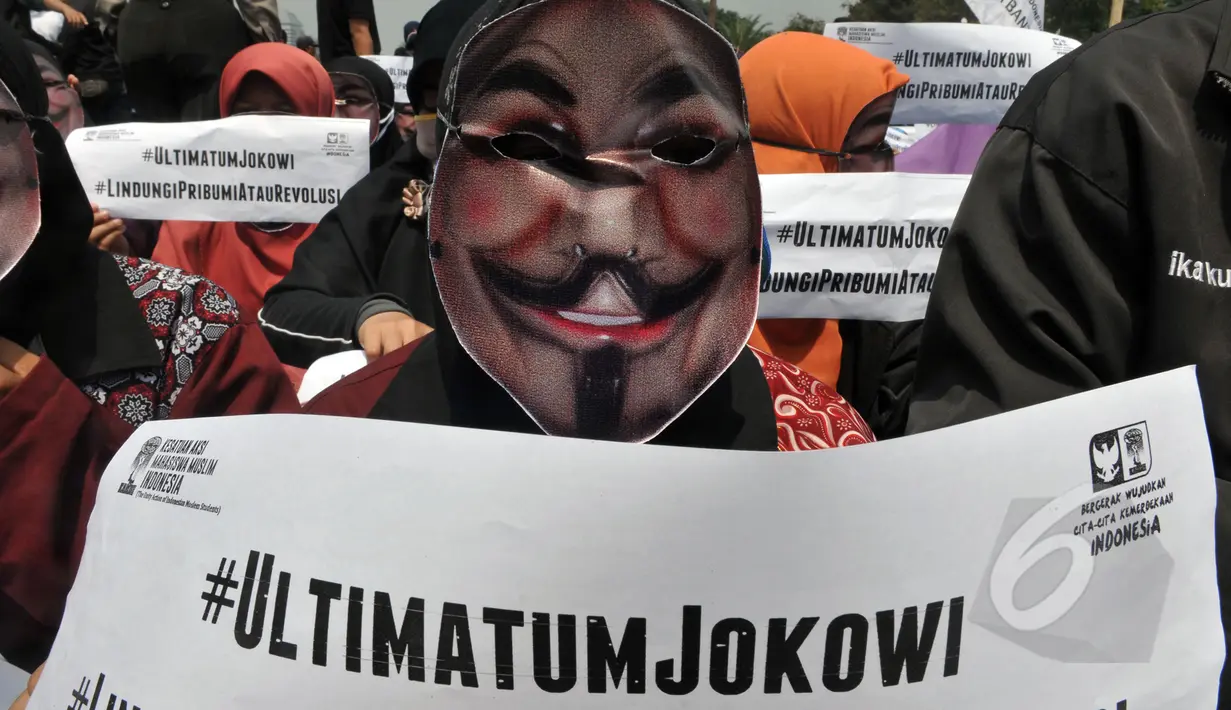Massa mengenakan topeng anonymous saat melakukan aksi unjuk rasa di depan Istana Negara, Jakarta, Kamis (21/5/2015).  Aksi tersebut menuntut agar Pemerintahan memprioritaskan masyarakat pribumi daripada asing. (Liputan6.com/Johan Tallo)