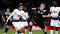 Aksi Dele Alli berusaha melewati Donny van de Beek pada leg 1, Semifinal Liga Champions yang berlangsung di Stadion Tottenham Hotspur, London, Rabu (1/5). Ajax menang 1-0 atas Tottenham Hotspur. (AFP/Emmanuel Dunand)