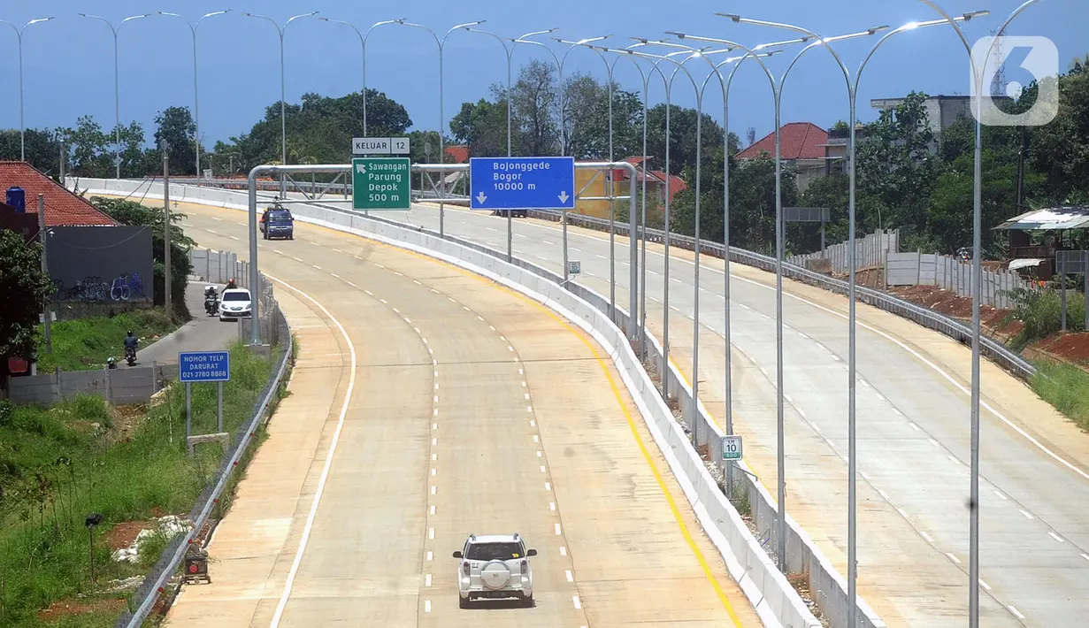 Kendaraan melintasi Tol Depok-Antasari seksi II ruas Brigif-Sawangan yang masih dalam proses finishing di kawasan Grogol, Depok, Jawa Barat, Selasa (10/3/2020). Tol Depok-Antasari seksi II sepanjang 6,30 kilometer rencananya mulai beroperasi pada awal April mendatang. (merdeka.com/Arie Basuki)