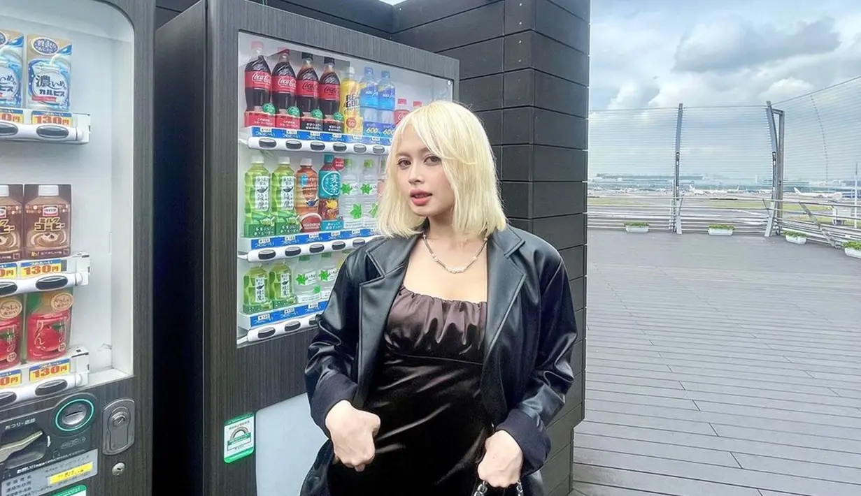 Feni JKT48 sukses curi perhatian dengan gaya penampilannya yang kece. Bahkan gaya kece Feni pernah disebut netizen seperti Lisa Blackpink. Momen Feni saat berada di ruang publik tempat vending machine ini semakin membuatnya terlihat kece. (Liputan6.com/IG/@jkt48feni)