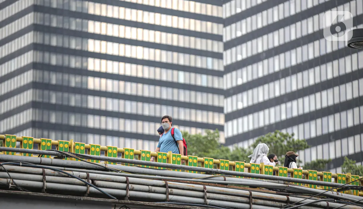 Masyarakat berjalan di atas terowongan Kendal, Jakarta Selatan, Jumat (30/12/2022). Presiden Jokowi mengumumkan pencabutan status Pemberlakuan Pembatasan Kegiatan Masyarakat (PPKM) di seluruh kabupaten/kota, yang saat ini berstatus level I.  (Liputan6.com/Faizal Fanani)