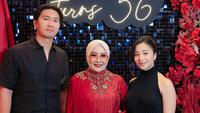 6 Potret Nikita Willy di Ultah Ibunda ke-56, Elegan dengan Gaun Hitam Halter Neck