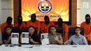 Kabagpenum Humas Mabes Polri, Kombes Martinus Sitompul (ketiga kiri-bawah) menunjukkan barang bukti kejahatan melalui internet di Jakarta, Selasa (30/5). Petugas menahan enam tersangka dari empat kasus berbeda. (Liputan6.com/Helmi Fithriansyah)