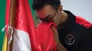 <p>Kapten Timnas Voli Putra Indonesia, Nizar Zulfikar mencium bendera saat acara pelepasan Timnas Voli Indonesia untuk SEA Games 2023 di Padepokan Voli Jenderal Polisi Kunarto, Sentul, Sabtu (29/04/2023). (Bola.com/Bagaskara Lazuardi)</p>