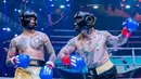 Komika, Uus (kiri), berhasil menghindar dari pukulan pemain drum Superman is Dead, Jerinx, dalam pertandingan tinju Holywings Sport Show (HSS) Series 3 yang berlangsung di Atlas Super Club, Bali, Minggu (10/9/2023). (Dok. Holywings)
