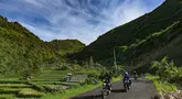 Les résidents traversent la zone montagneuse doublée "Van Java suisse" Autour du village touristique de Sembungan, Wonosobo, Central Java, lundi (7/4/2025). (Merdeka.com/arie Basuki