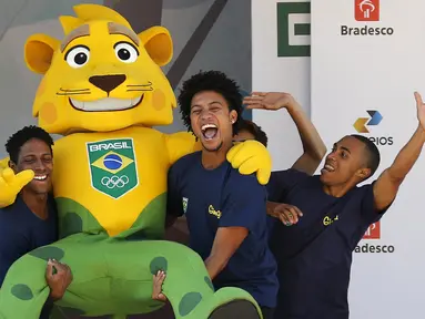Sejumlah pria mengendong maskot Timnas Brasil yaitu Ginga. Maskot ini diperkenalkan oleh panitia lokal untuk olimpiade 2016, di Parque Aquatico Maria Lenk, Rio de Janeiro, Brasil, Selasa (23/6/2015). (REUTERS/Sergio Moraes)