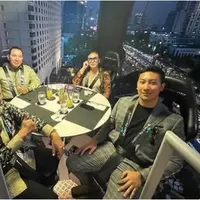 Tommy Soeharto ditemani Bambang Soesatyo dan Darma Mangkuluhur Hutomo mencoba wahana Lounge in The Sky. (Sumber: Instagram/darmamh)