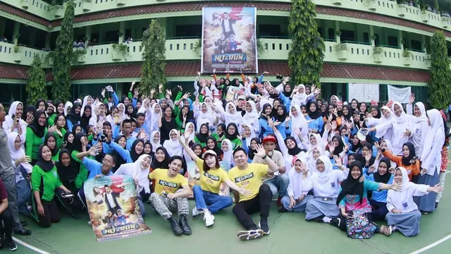 Para pendukung film Hit&Run menyambangi SMKN 20 Jakarta (Instagram/ hitnrun_movie)