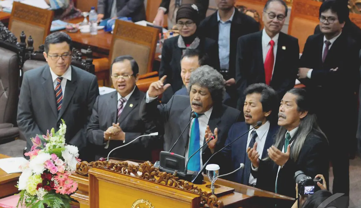 Bimbo menyanyi di atas mimbar ruang sidang paripurna usai RUU Hak Cipta disahkan, Jakarta (16/9/2014) (Liputan6.com/Andrian M Tunay)