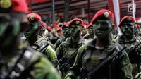 Prajurit Komando Pasukan Khusus (Kopassus) saat defile pasukan pada Upacara Penyerahan Satuan di Lapangan Mako Kopassus, Jakarta, Jumat (23/3).(Liputan6.com/Faizal Fanani)