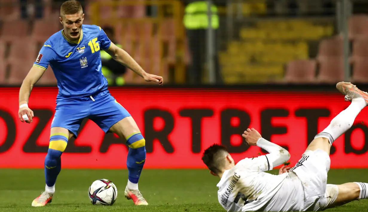Pemain Ukraina Artem Dovbyk mengontrol bola saat melawan Bosnia-Herzegovina pada pertandingan kualifikasi Grup D Piala Dunia 2022 di Stadion Bilino Polje, Zenica, Bosnia, 16 November 2021. Ukraina menang 2-0. (AP Photo)