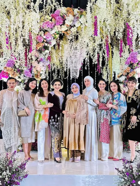 Berbeda dari lainnya, Nagita Slavina memadukan kebaya Multicolor Naga dari TOTON dengan celana kulot putih. Inspirasi tampilan kasual! [@ollaramlan]