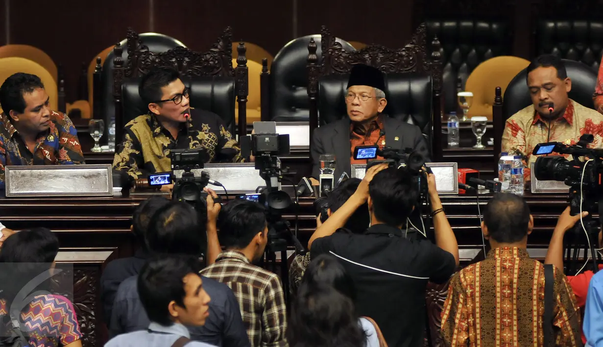 AM Fatwa (kedua kanan) menduduki kursi pimpinan saat Sidang Paripurna DPD yang berakhir ricuh, Jakarta, Kamis (17/3/2016). AM Fatwa menegaskan akan menggulirkan mosi tidak percaya kepada Ketua DPD Irman Gusman. (Liputan6.com/Johan Tallo)