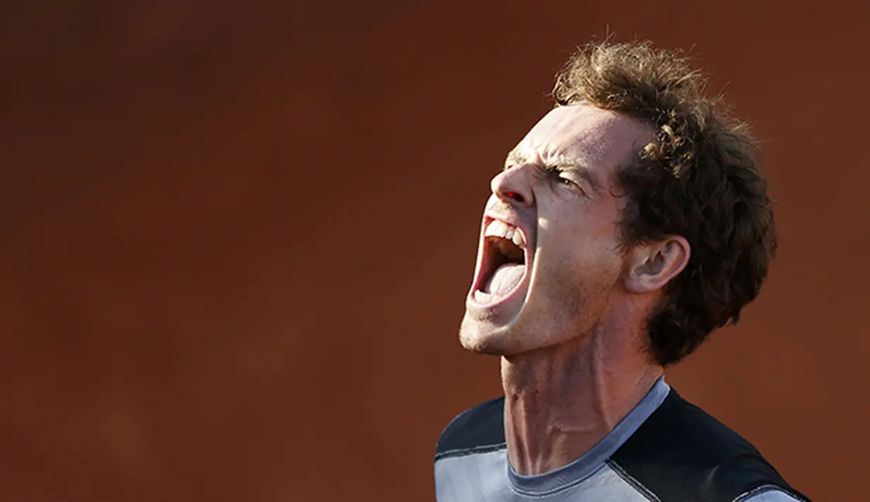 Ekspresi Andi Murray saat bertanding melawan David Ferrer diperempat final  turnamen tenis grandslam Prancis Terbuka 2015.(Reuters/Pascal Rossignol)