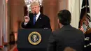Presiden Amerika Serikat, Donald Trump terlibat adu mulut dengan jurnalis CNN, Jim Acosta saat konferensi pers di Gedung Putih sesaat setelah pemilu sela digelar, Rabu (7/11). Ketegangan bermula dari pertanyaan sang wartawan soal imigran. (AP/Evan Vucci)