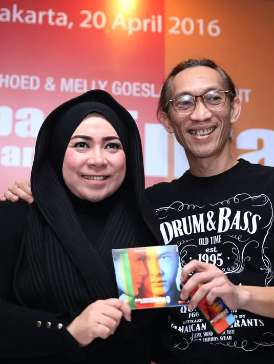 Melly Goeslaw dan suami Anto Hoed saat lounching album Soundtrack film Ada Apa Dengan Cinta 2 di CFC Kemang, Jakarta Selatan, Rabu (20/4). (Andy Masela/Bintang.com)