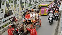 Bupati Grobogan Sri Sumarni beserta keluarga menaiki kereta kencana ketika prosesi pindah grobog. (foto: Liputan6.com/felek wahyu)