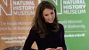 Duchess of Cambridge, Kate Middleton saat melakukan kunjungan ke Natural History Museum, London, Rabu (9/10/2019). Istri Pangeran William tersebut hadir memberi dukungan untuk keanekaragaman hayati Inggris. (Kirsty Wigglesworth / POOL / AFP)