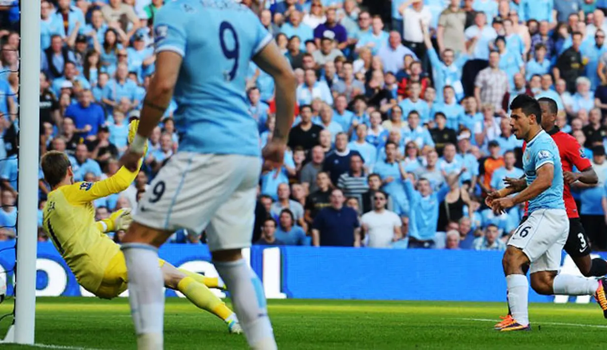 Striker Manchester City Sergio Aguero (dua dari kanan) berhasil memperbesar keunggulan pada pertandingan sepak bola Liga Inggris antara Manchester City vs Manchester United di Stadion Etihad, Manchester (22/09/13). (AFP/Andrew Yates)