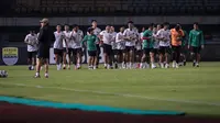 Timnas Indonesia menjalani latihan resmi terakhir menjelang laga pertama uji coba FIFA Matchday menghadapi Curacao di Stadion Gelora Bandung Lautan Api, Sabtu, 24 September 2022. Latihan yang digelar pada Jumat (23/9/2022) malam WIB tersebut diikuti oleh seluruh 23 pemain yang dipanggil pelatih Shin Tae-yong. (Bola.com/Bagaskara Lazuardi)