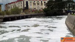 Citizen6, Jakarta: Sungai berbusa yang bersebelahan dengan Danau Sunter, Jakarta Utara.(Pengirim: Sunyoto)