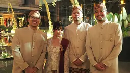 Detail kebaya yang dikenakan Adira memiliki selendang merah di bahu kirinya. Potongan dan motifnya yang modern membuat penampilannya semakin sempurna. Ia terlihat sangat percaya diri dan nyaman dengan busana yang dikenakannya. (Liputan6.com/IG/@adirakania)