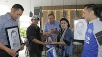 Pertemuan langka Detra Yana bersama mediang Ani Yudhoyono saat dibuatkan lukisan sketsa wajah di Garut, vovember 2018 lalu (Liputan6.com/Jayadi Supriadin)