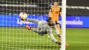 Penjaga gawang Wolverhampton Wanderers, Rui Patricio gagal menghentikan gol keempat West Ham dalam lanjutan Liga Inggris di London Stadium, Minggu (27/9/2020). West Ham United menang dengan skor telak 4–0 atas tamunya Wolverhampton Wanderers. (Andy Rain/Pool via AP)