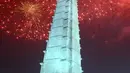 Kembang api menghiasi langit Pyongyang selama perayaan tahun baru di Korea Utara (Korut), Minggu (1/1). Sedangkan Korea Selatan (Korsel) menyambut pergantian tahun dengan unjuk rasa menuntut penggulingan Presiden Park Geun-hye. (KCNA/via Reuters)