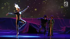 Aksi penari saat latihan untuk pertunjukkan Little Prince di Teater besar, Taman Ismail Marzuki, Jakarta, Jumat (8/12). Little Prince akan digelar pada Sabtu (9/12/2017) pada jam 19.00 dan Minggu (10/12/2017) pada jam 16.00. (Liputan6.com/Herman Zakharia)