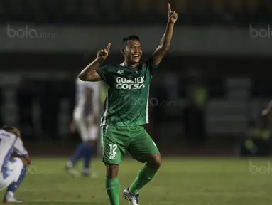 Bek PSMS, Wanda Syahputra, merayakan gol yang dicetak Dimas Drajad ke gawang PSIS pada laga semifinal Liga 2 2017 di Stadion GBLA, Bandung, Sabtu (25/11/2017). PSMS menang 2-0 atas PSIS. (Bola.com/Vitalis Yogi Trisna)