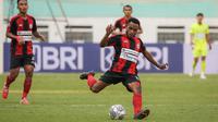 Penyerang Persipura, Gunansar Mandowen melepaskan tendangan dari luar kotak pinalti saat melawan Persela dalam laga pekan kedua BRI Liga 1 2021/2022 di Stadion Wibawa Mukti, Cikarang, Jumat (10/09/2021). (Foto: Bola.com/Bagaskara Lazuardi)