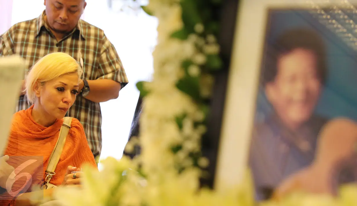 Musisi Jazz, Syaharani pada saat melihat jenazah Alm. Ireng Maulana di rumah duka dharmais, Jakarta, Minggu (6/3/2016). Musisi Jazz Ireng Maulana Meninggal dunia pada minggu dini hari, di sebabkan sakit jantung. (Liputan6.com/Herman Zakharia)
